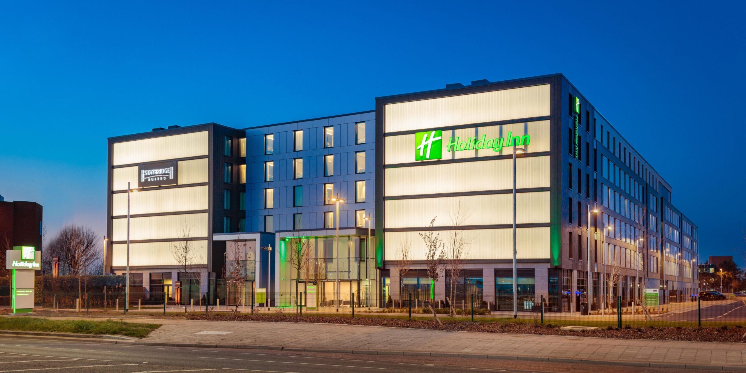 Holiday Inn London Heathrow – Bath Road, an IHG Hotel: Your Ideal Stay Near Heathrow Airport