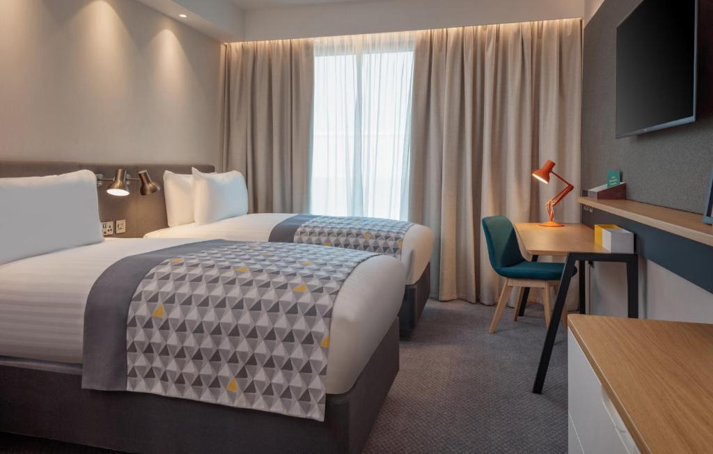Holiday Inn London Heathrow &#8211; Bath Road, an IHG Hotel: Your Ideal Stay Near Heathrow Airport