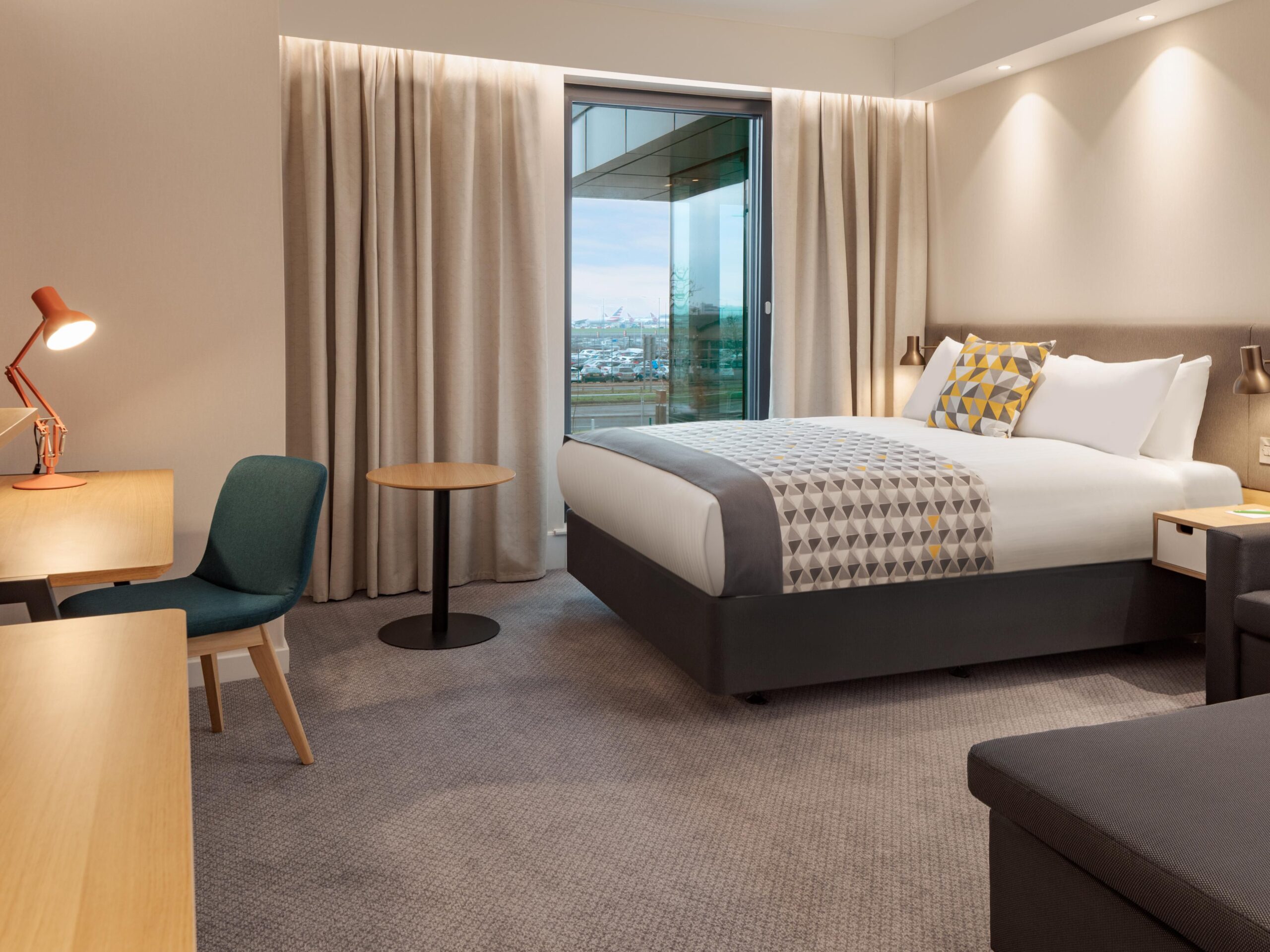 Holiday Inn London Heathrow &#8211; Bath Road, an IHG Hotel: Your Ideal Stay Near Heathrow Airport