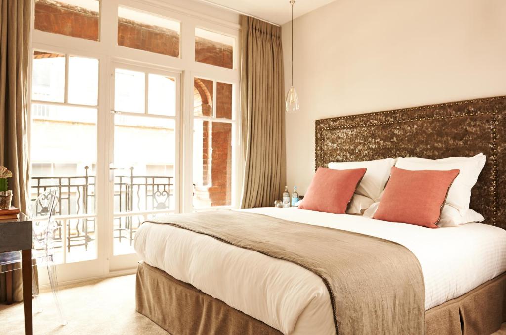 Top 10 Affordable Hotels Near London City Airport: Your Ultimate Guide to Budget-Friendly Stays