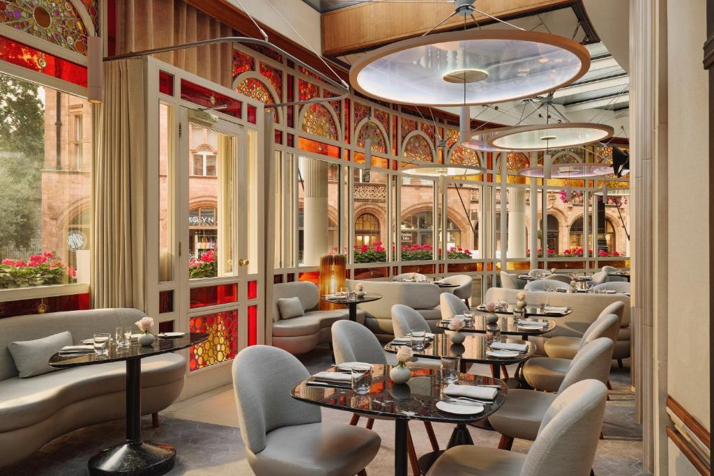Top 10 Hotels with Room Service in London: Top Stays for Ultimate Comfort and Convenience