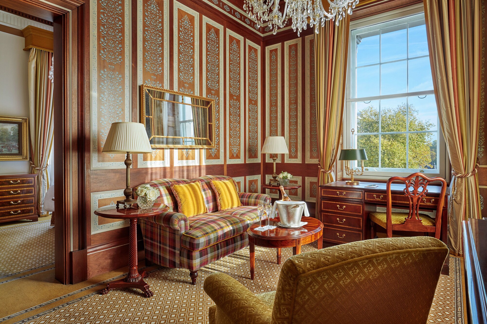 Top 10 Hotels with Room Service in London: Top Stays for Ultimate Comfort and Convenience