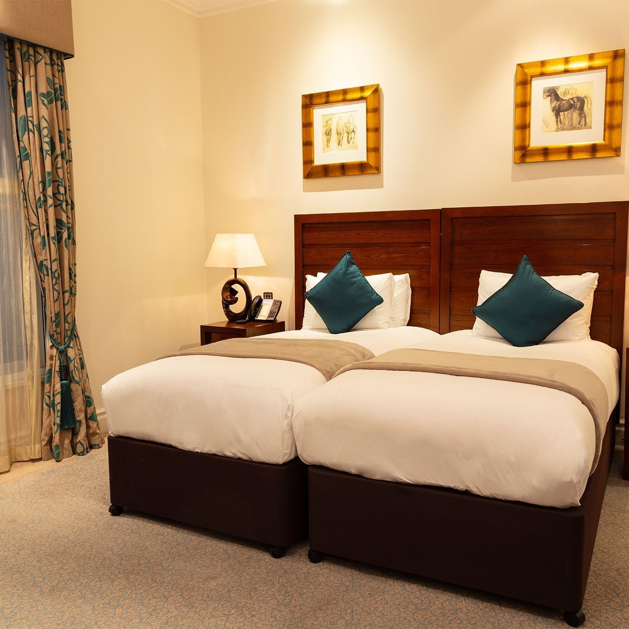 Top 10 Hotels with Room Service in London: Top Stays for Ultimate Comfort and Convenience