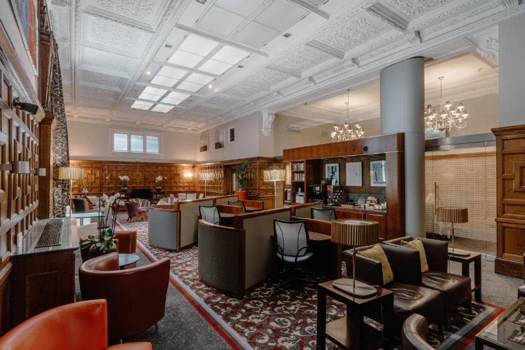 Top 10 Hotels with Room Service in London: Top Stays for Ultimate Comfort and Convenience