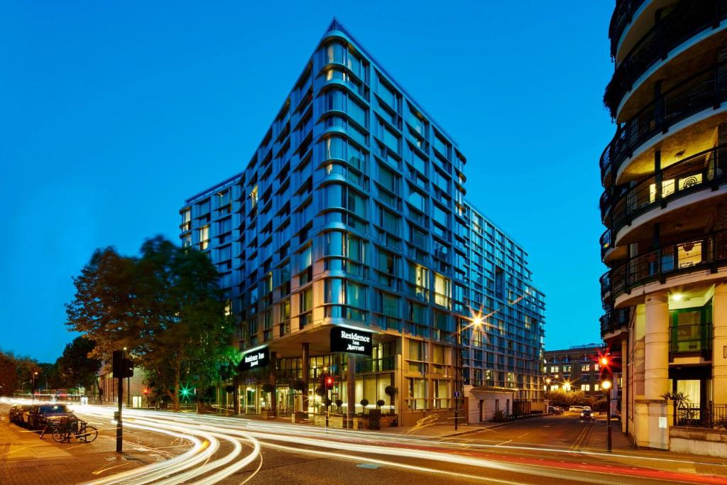 Top 13 Hotels in London for Business Travelers: Stay Stylish &#038; Productive in the Heart of the City