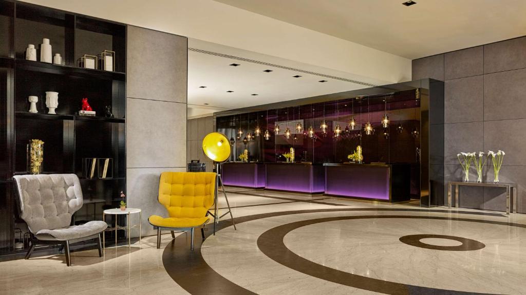 Top 13 Hotels in London for Business Travelers: Stay Stylish &#038; Productive in the Heart of the City