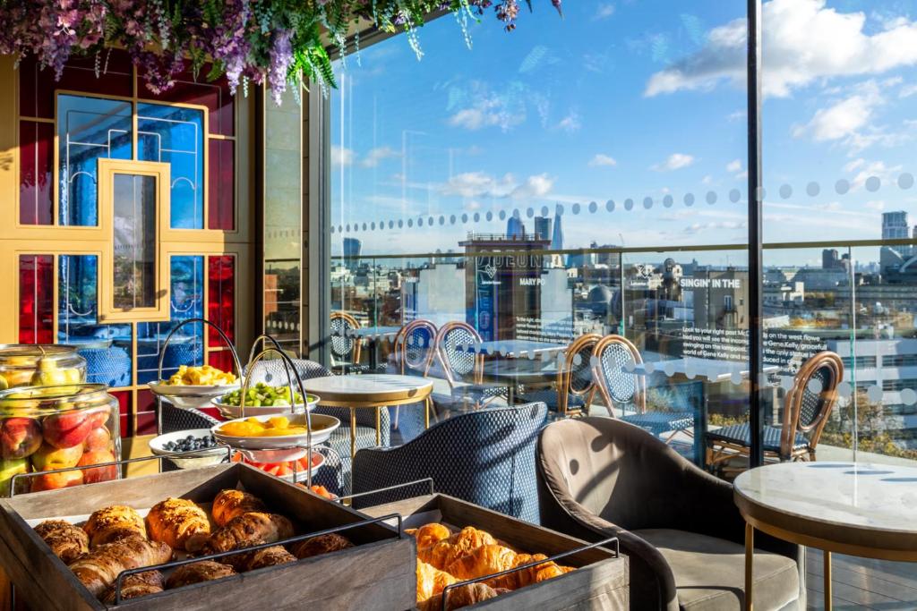 Top 8 Romantic Hotels in London for Couples: Top Picks for a Dream Getaway